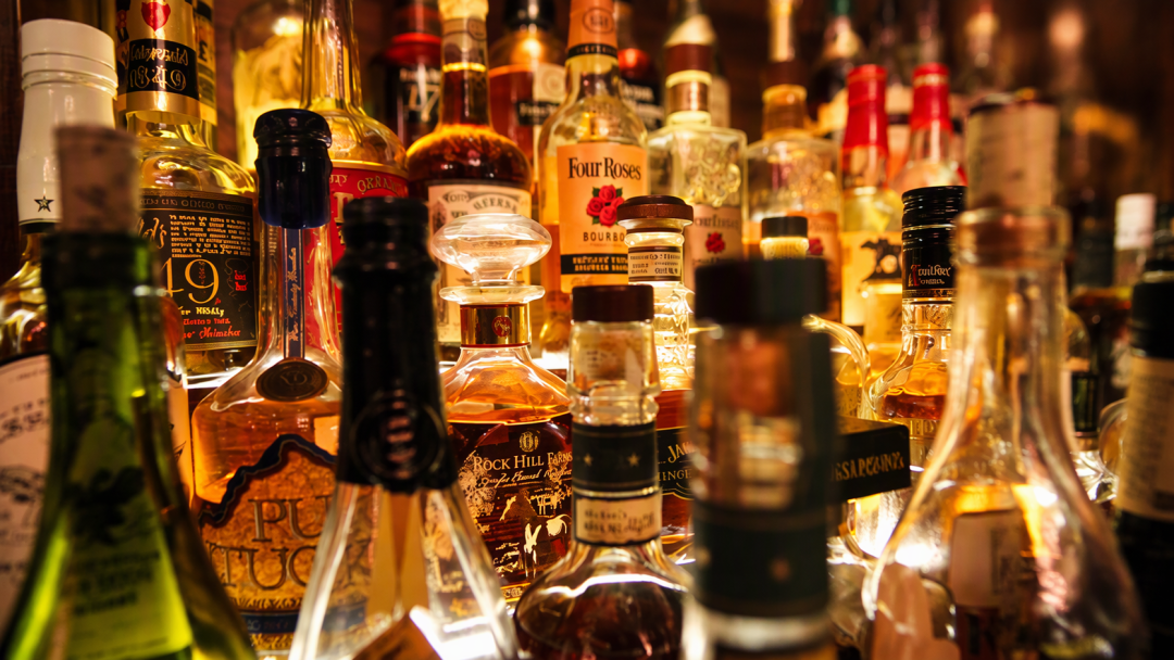 一瓶酒涨了又跌六成,一群酒厂却还在往里冲:威士忌的