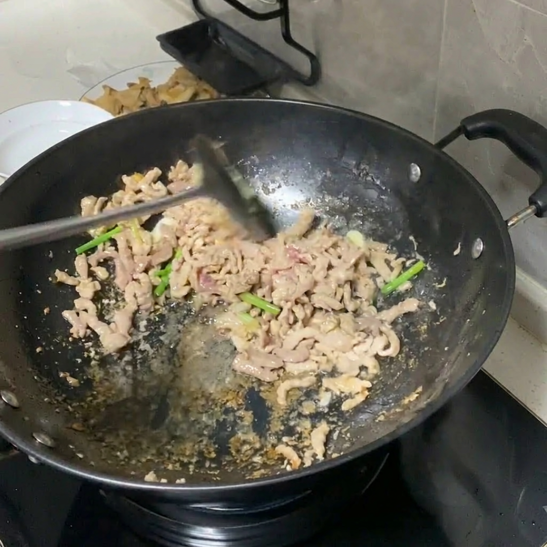 铁锅粘锅又生锈?搞懂油膜,洗洁精和钢丝球就不用吵了