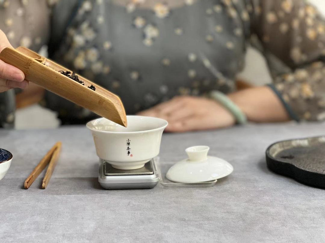 新茶第一泡别随手抓:国标的1:50是评委用的,别抄进你的盖碗