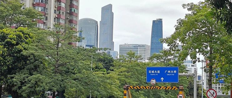 广州把“加油站不给外地牌摩托加油”删了，又把“多次闯禁扣车”加了进去：摩旅去广州的先别读错——这次放开的是油枪，不是路