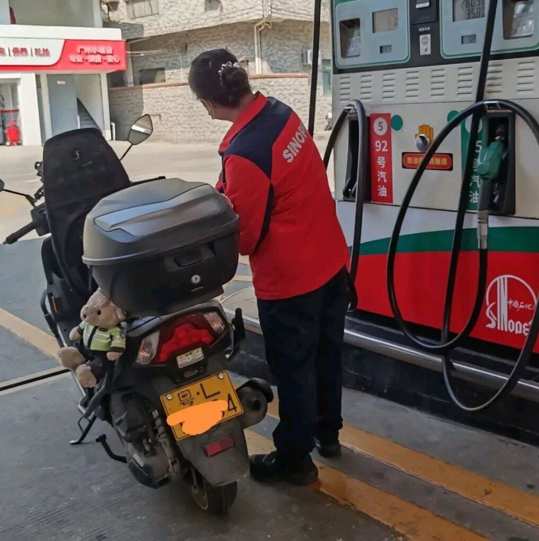 广州把“加油站不给外地牌摩托加油”删了,又把“多次闯禁扣车”加了进去:摩旅去广州的先别读错——这次放开的是油枪,不是路
