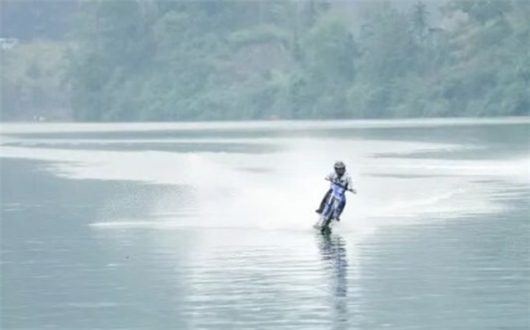 麻阳县委书记回应被张雪扔下水:一忽悠都同意了 挺好玩