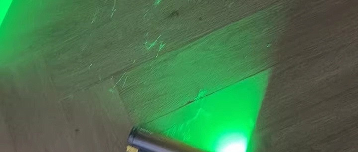 绿光一照灰尘现，这吸尘器太治愈