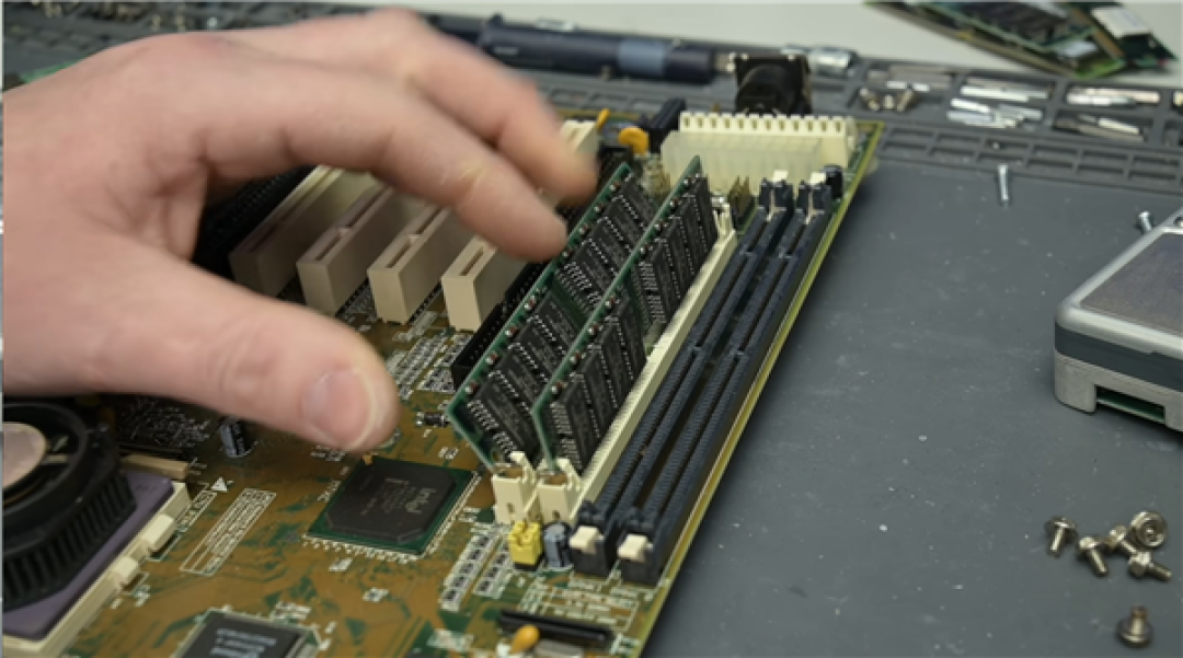 价格太高了 用户回归1996年老PC！只用32MB内存
