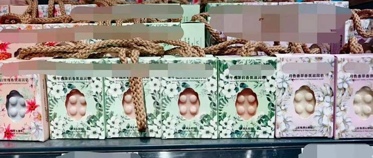 爷爷怕饮料坏了先替孙子尝一口，竟是洁厕慕斯：家里有老人小孩，先翻卫生间柜子