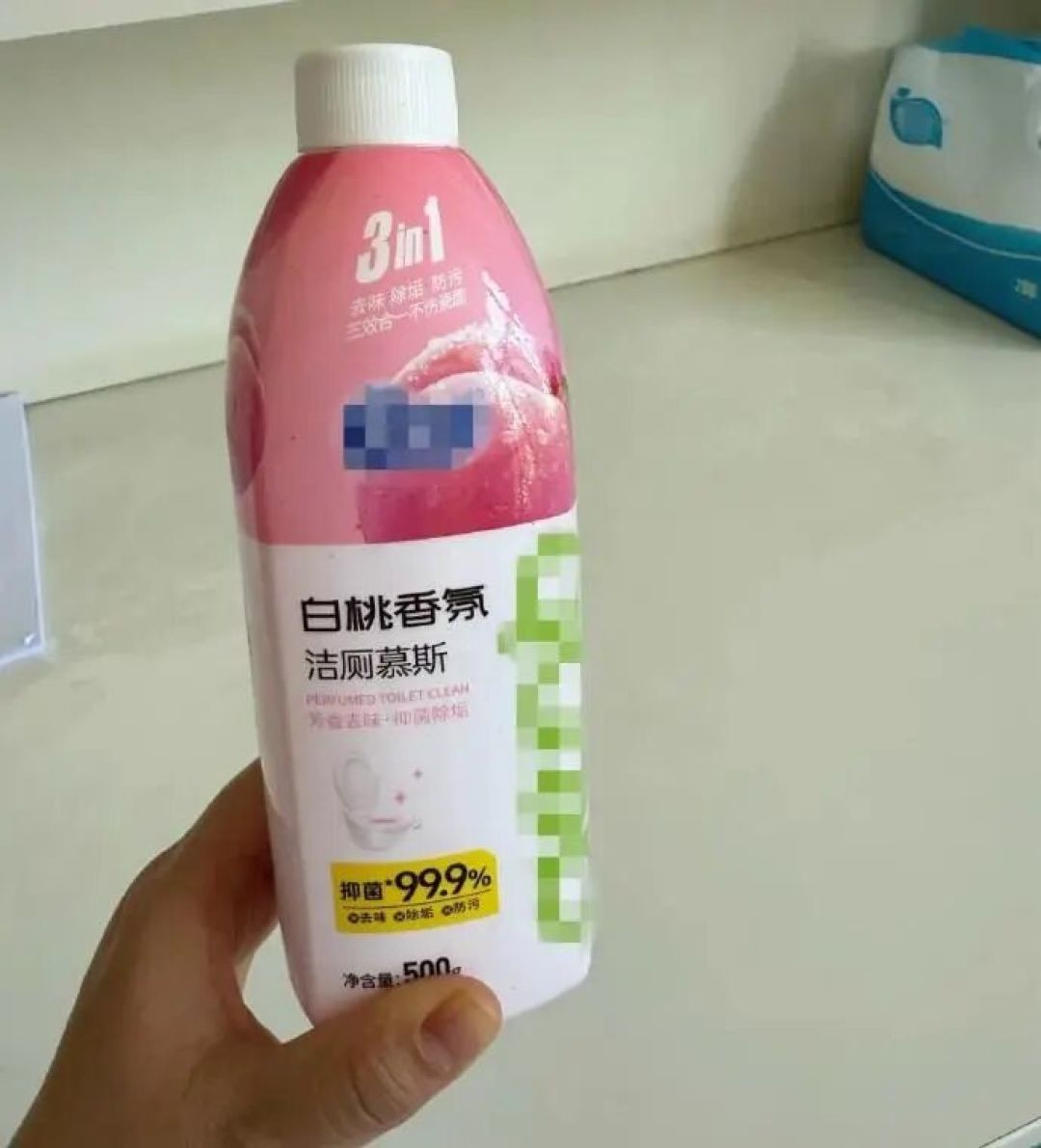 爷爷怕饮料坏了先替孙子尝一口,竟是洁厕慕斯:家里有老人小孩,先翻卫生间柜子