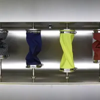 GORE-TEX：一下猛拉，把塑料棒拉成了90亿孔的防水膜