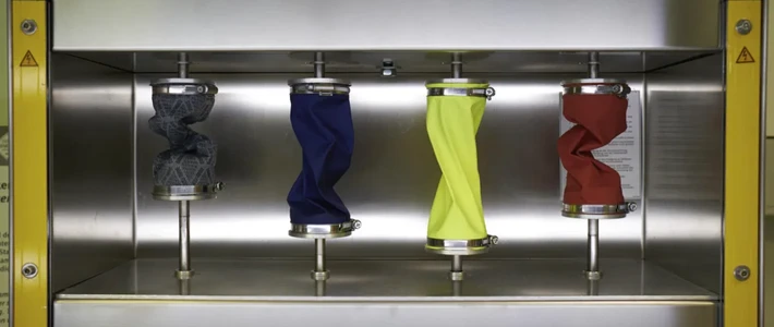 GORE-TEX：一下猛拉，把塑料棒拉成了90亿孔的防水膜