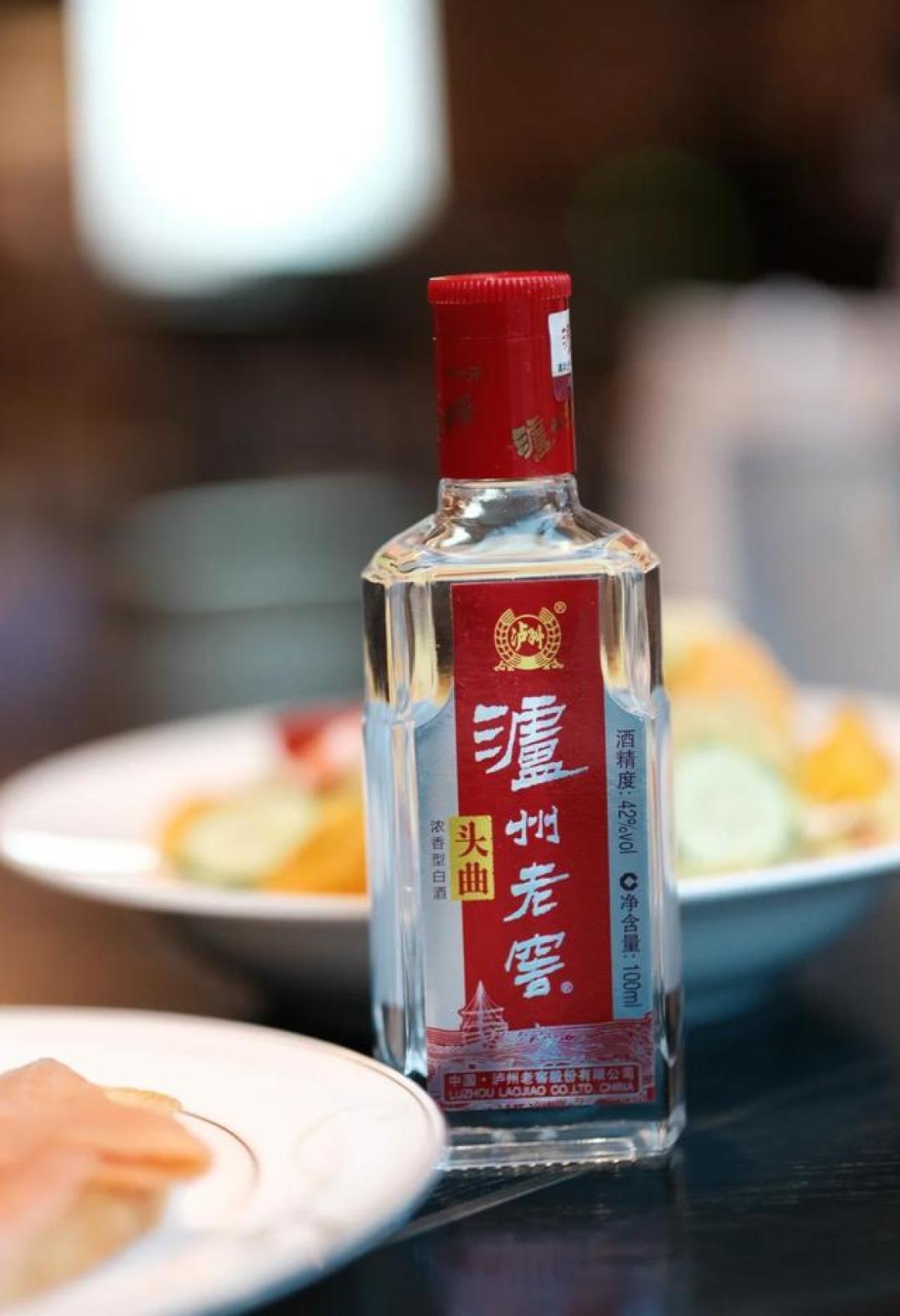 泸州老窖头曲小瓶与配菜同框