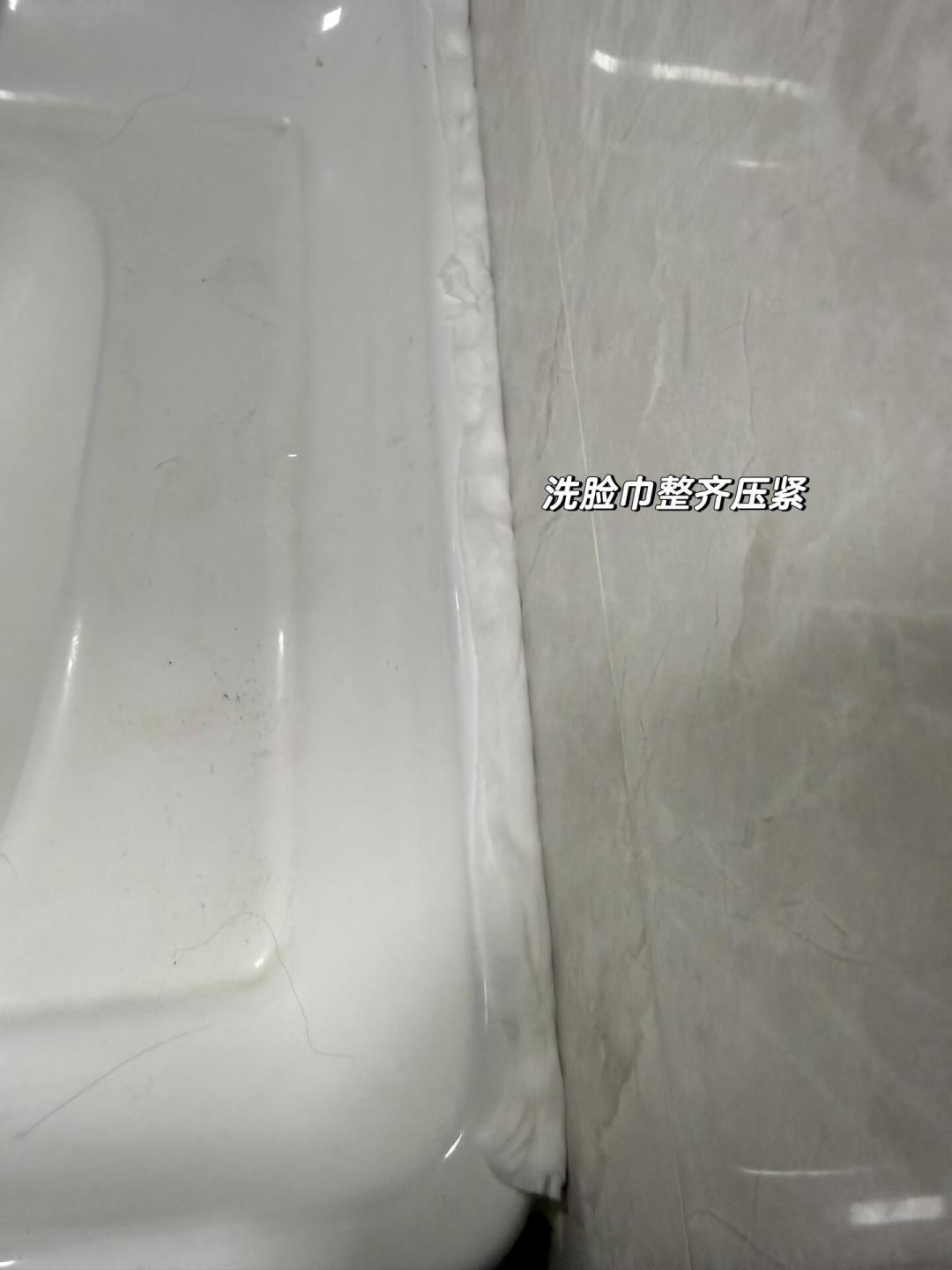 玻璃胶发霉别急着敷84：先捏一捏，硬的敷一夜能救，粉化的不如十几块铲了重打