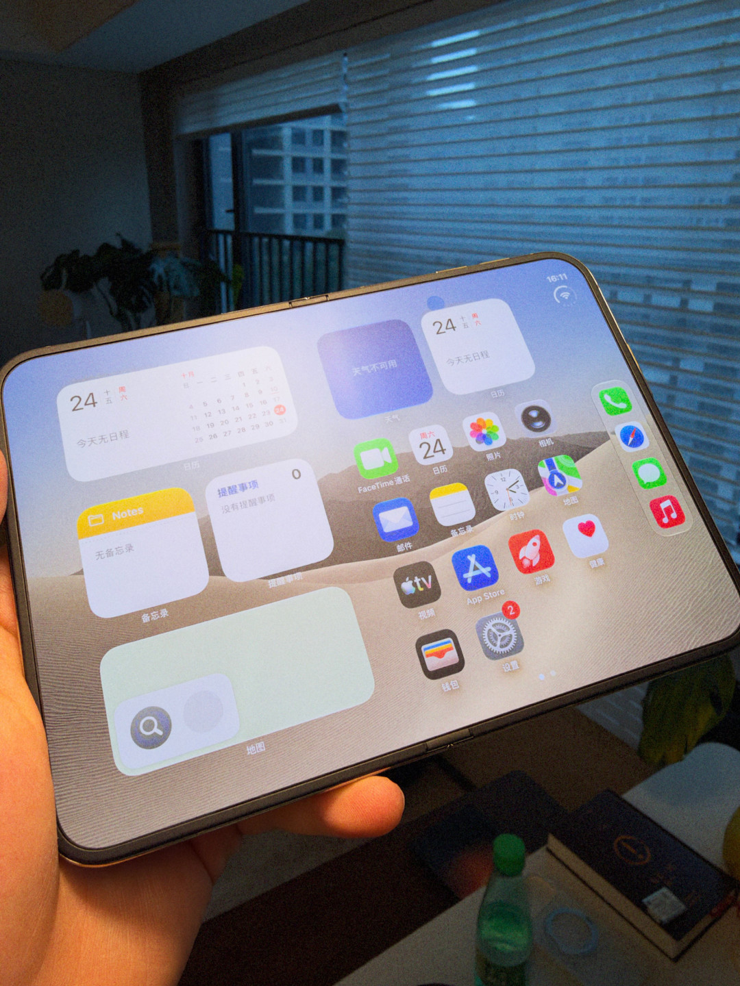 iPhone Duo 的「纳米纹理」徒手能撕下来:折痕从来是被一张膜藏住的——已买的别手欠,没买的先去强光下看真机