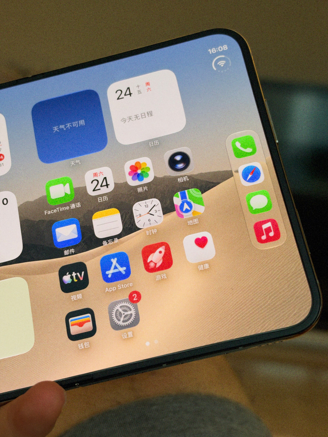iPhone Duo 的「纳米纹理」徒手能撕下来:折痕从来是被一张膜藏住的——已买的别手欠,没买的先去强光下看真机