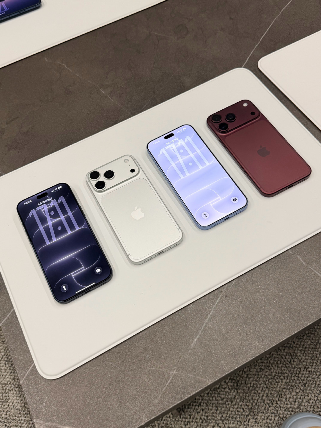 iPhone Duo 的「纳米纹理」徒手能撕下来:折痕从来是被一张膜藏住的——已买的别手欠,没买的先去强光下看真机