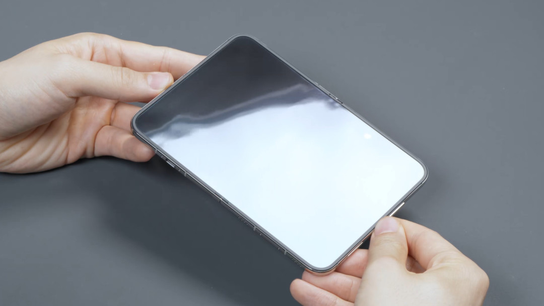 iPhone Duo 的「纳米纹理」徒手能撕下来:折痕从来是被一张膜藏住的——已买的别手欠,没买的先去强光下看真机