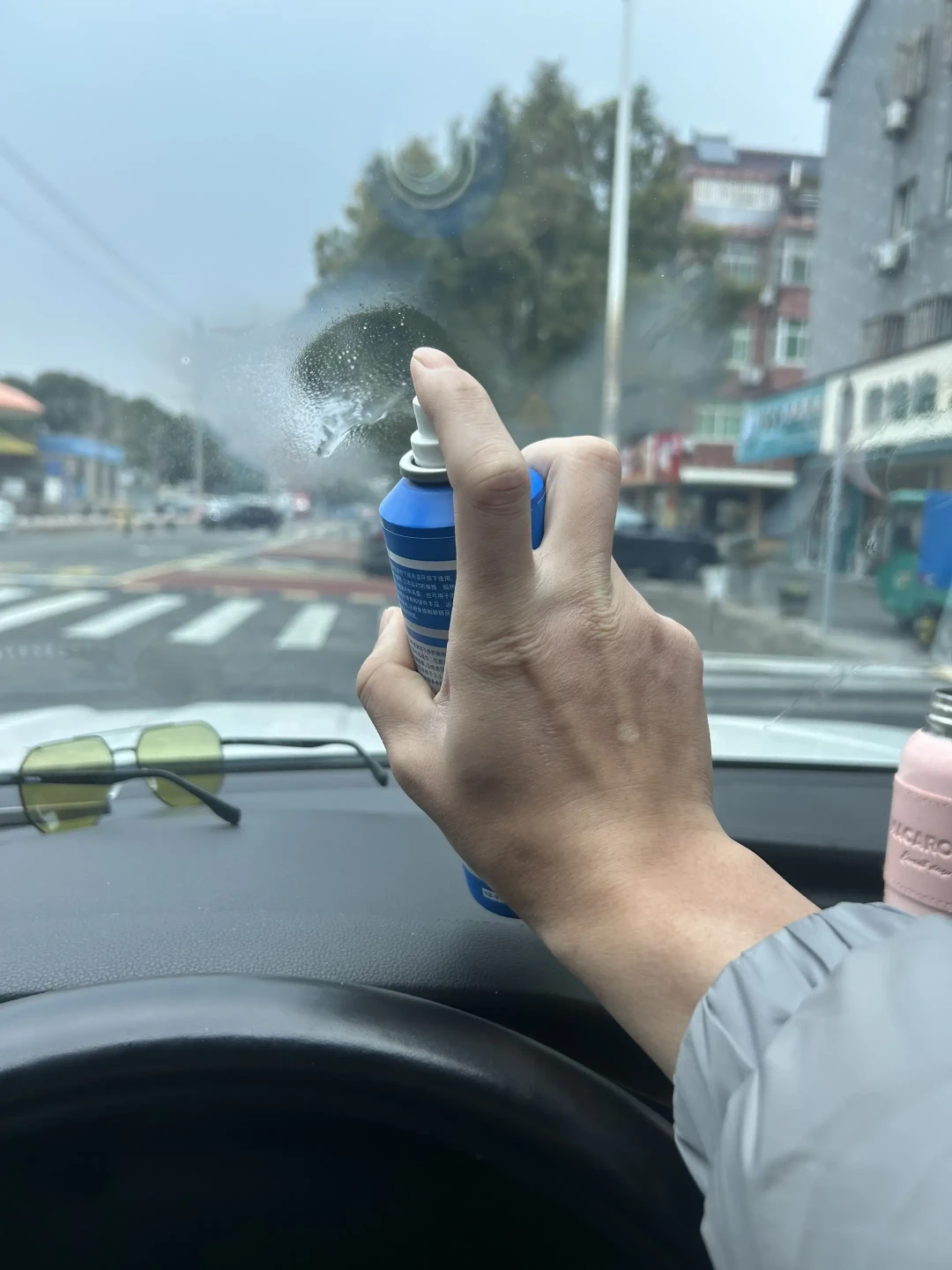 车窗起雾,防雾剂可以晚点再买