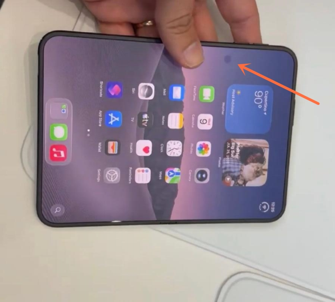比 iPhone Duo 裂屏更吓人的,是那张维修价目表