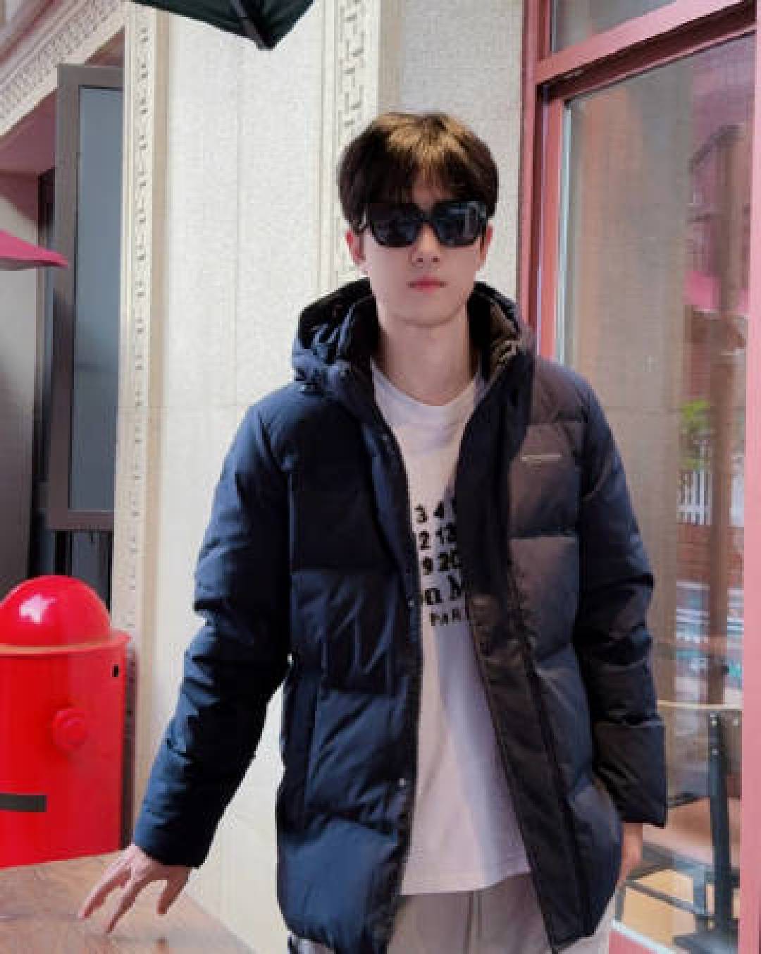 波司登男款深色羽绒服街头实拍