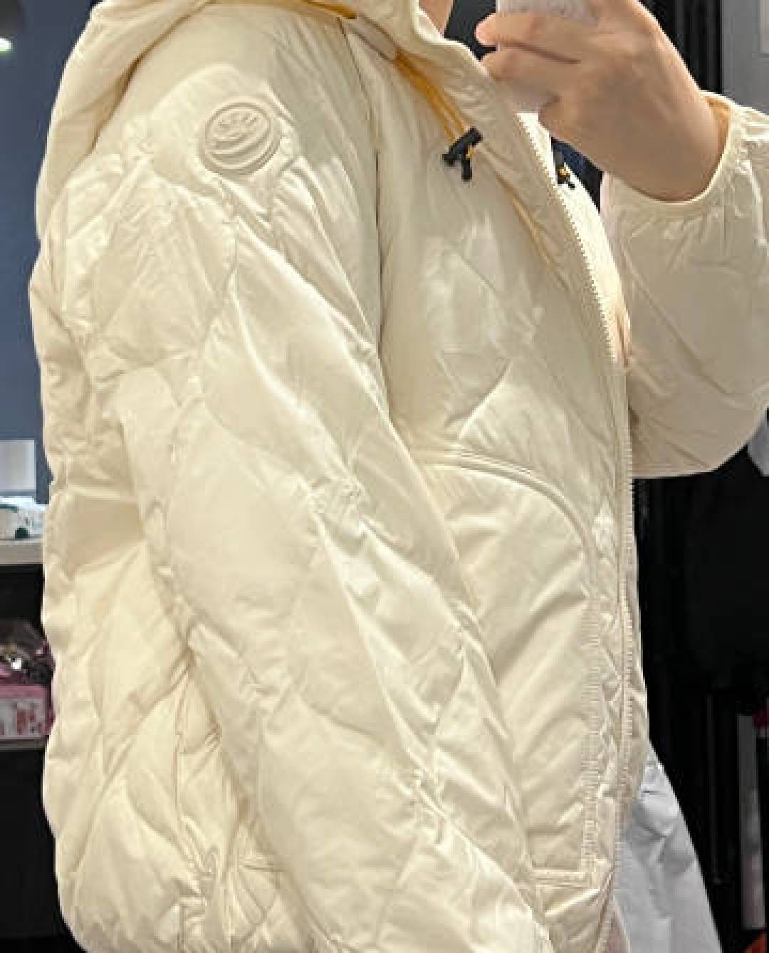 鸭鸭短款羽绒服居家上身