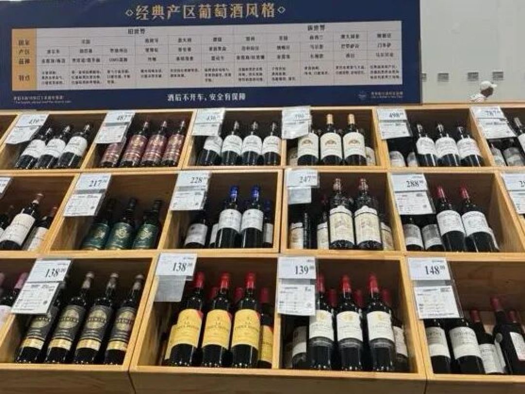 超市酒类货架与价签陈列