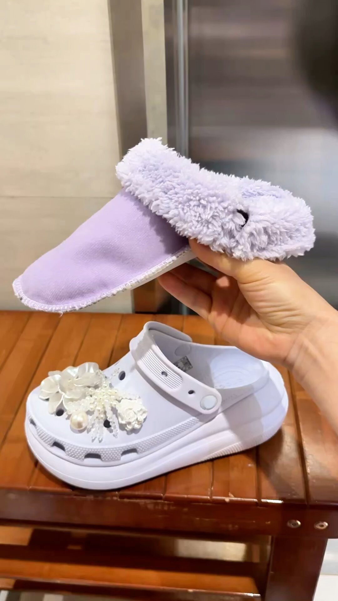 「569元联名二手半价甩」撞上「182人蹲帖等好价」：洞门人双11蹲Crocs，付尾款前先把价梯、来路、季节这三本账对完