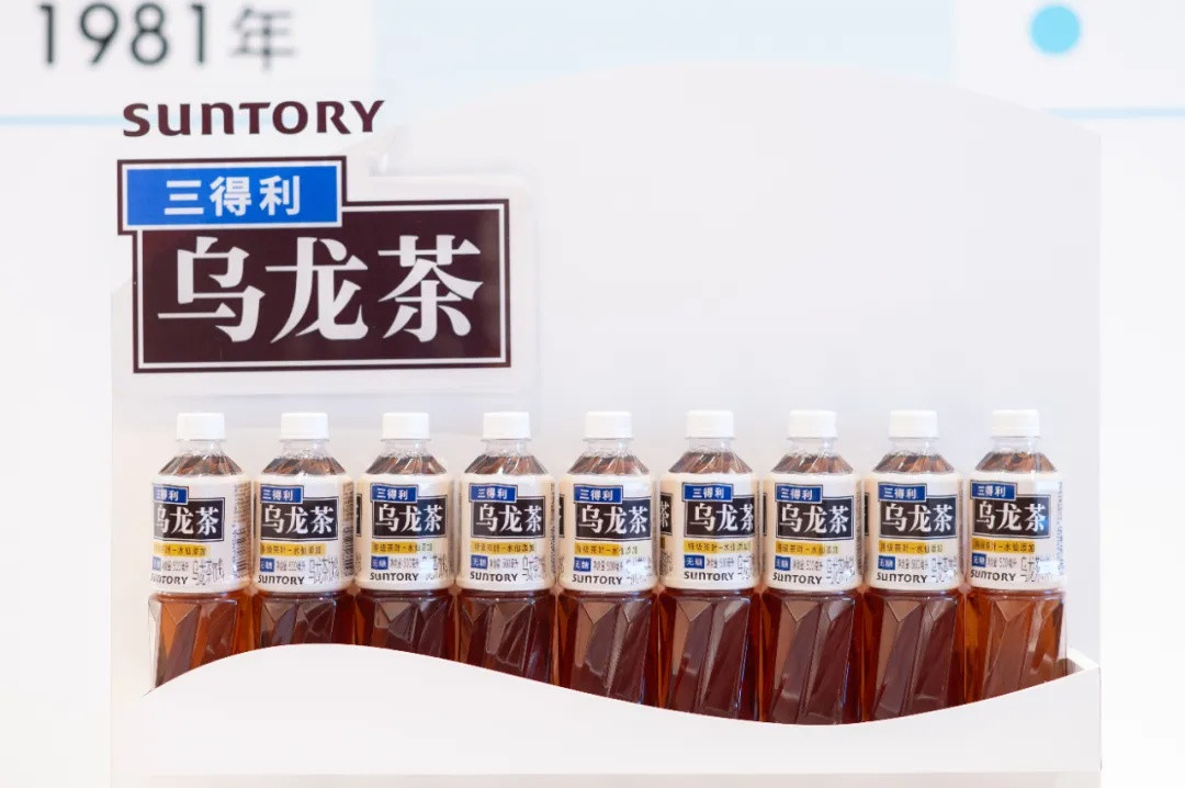 三得利把乌龙茶做成了中国故事，为什么冷柜C位还是东方树叶的