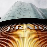 武汉 SKP 店庆挤满粉丝，Prada 却在计划关店：主品牌只涨 0.6%，眼镜和彩妆在替它赚钱