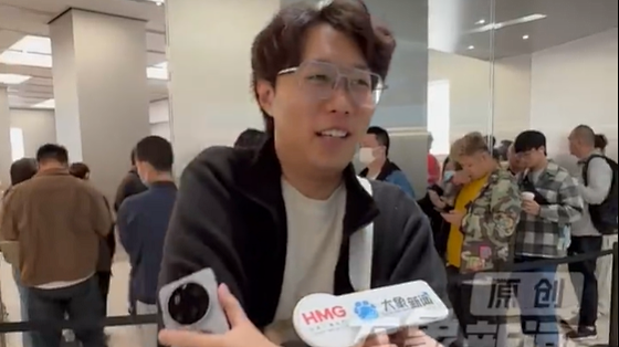 因网卡了！郑州小哥意外抢到两台iPhone Duo ：本想抢一台 媳妇用完给我用