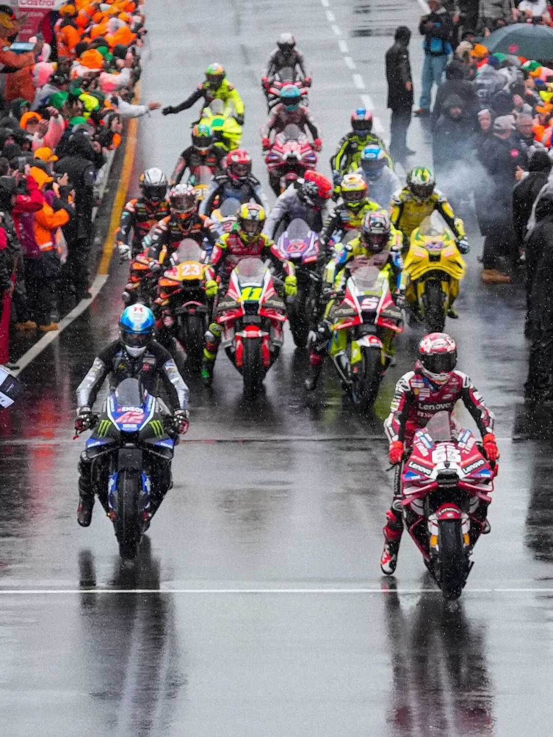 暴雨冲走正赛，安全车领完最后一圈：菲利普岛这样告别MotoGP
