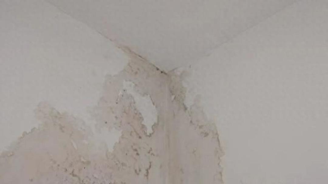 楼下被淹,楼上说找物业:空调外机平台漏水,谁赔?法院判过两个方向