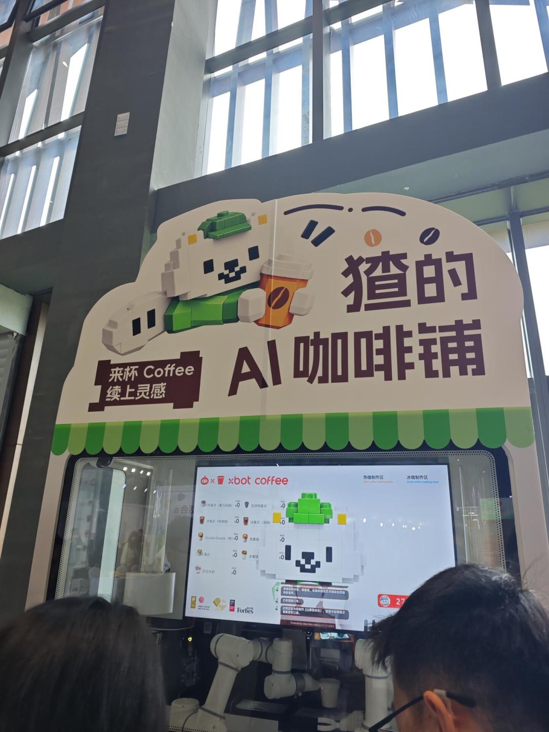 同周末两本AI集市账：杭州110个摊卖一人公司的反馈，成都11448人抢着吧唧摊，下次进哪个门先看这篇