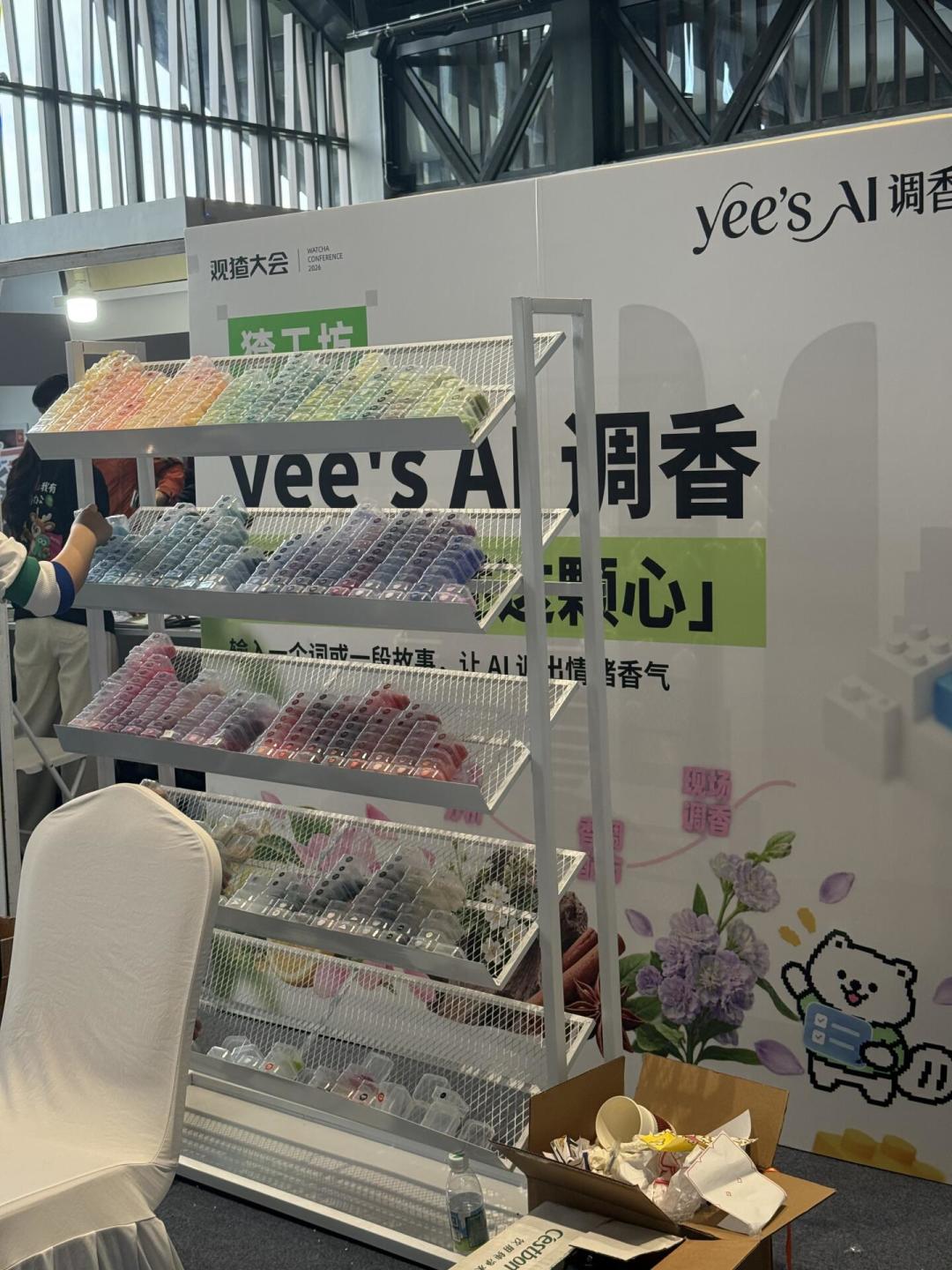 同周末两本AI集市账：杭州110个摊卖一人公司的反馈，成都11448人抢着吧唧摊，下次进哪个门先看这篇