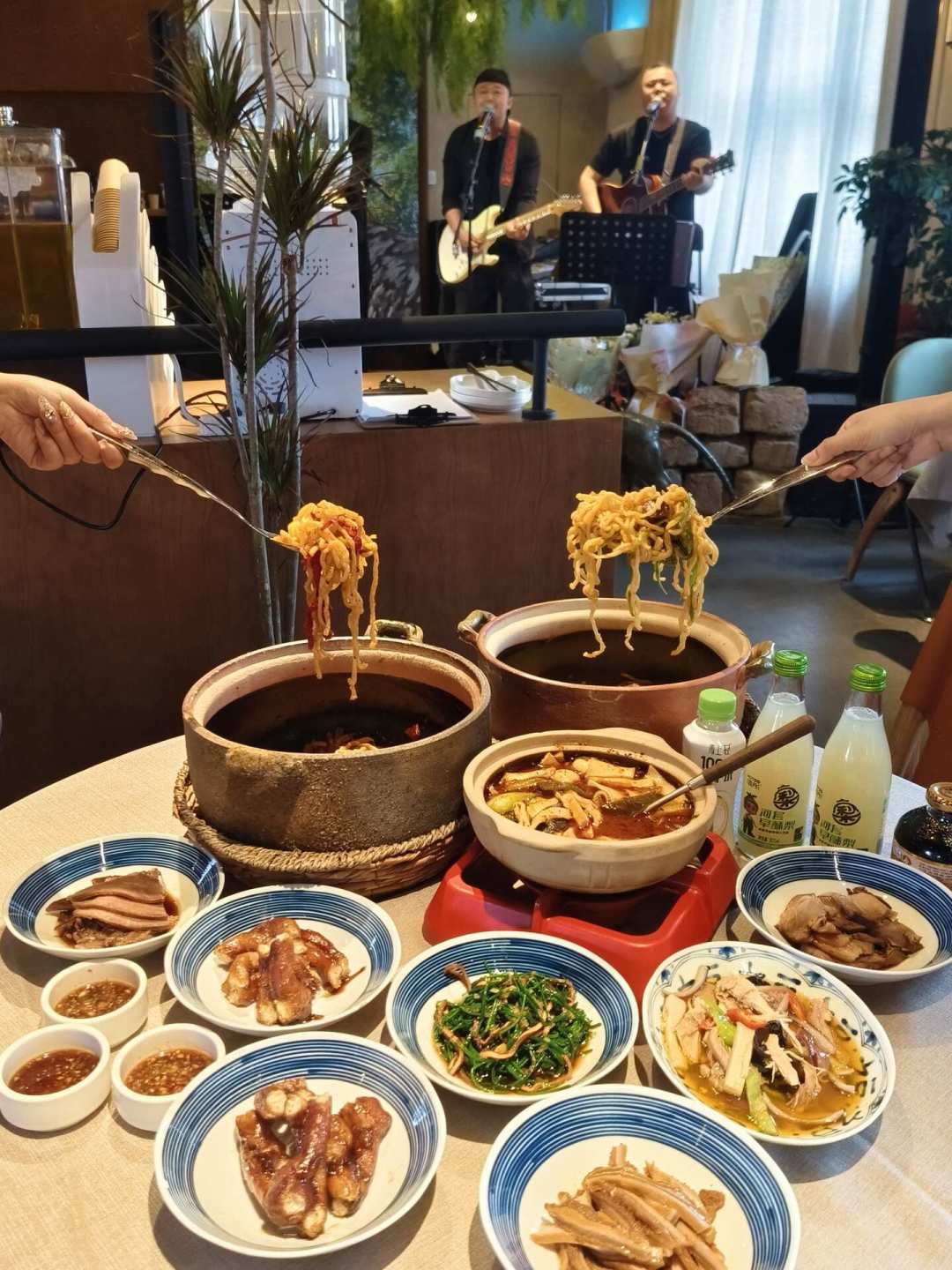 食客求它“好好活着”，股东10月离场：贾国龙的焖面实验活了九个月