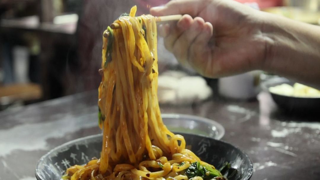校门口1元3个虾饺，夜市15元一份烤冷面：街头小吃早就是两门生意了