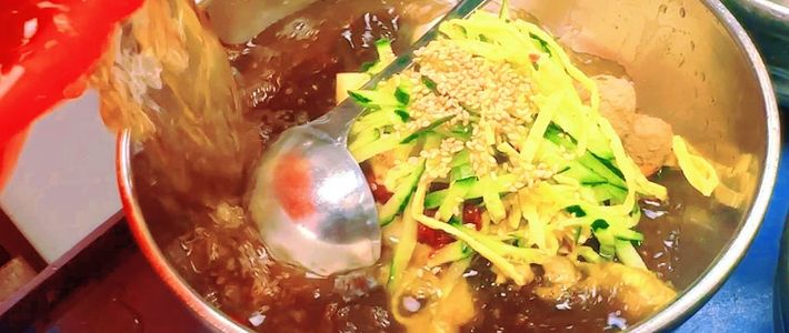 校门口1元3个虾饺，夜市15元一份烤冷面：街头小吃早就是两门生意了