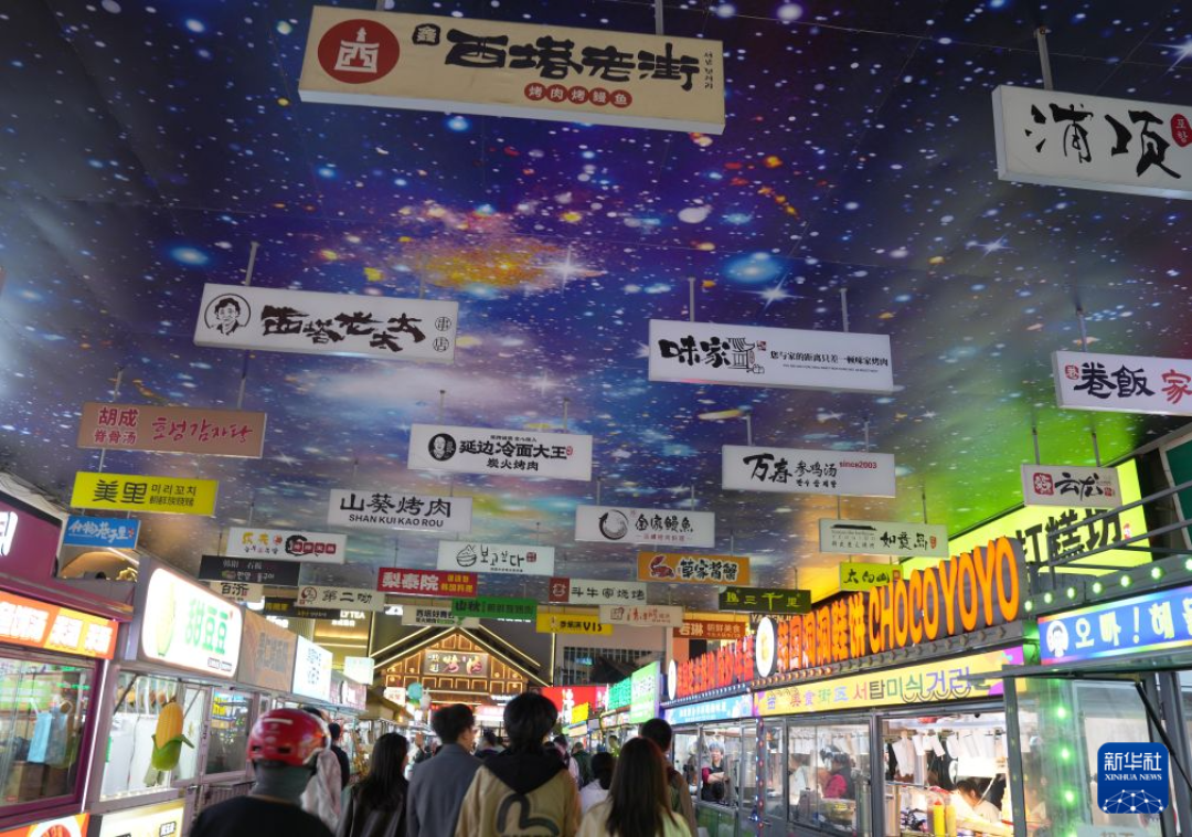 校门口1元3个虾饺，夜市15元一份烤冷面：街头小吃早就是两门生意了