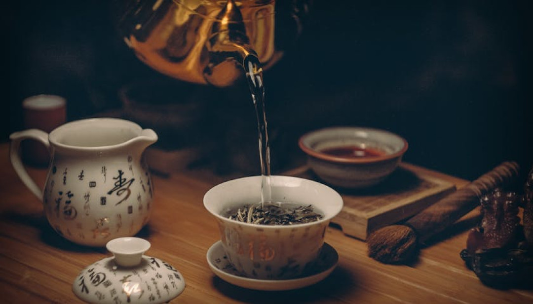 这个秋天，年轻人挤满茶馆：先拍满九张，再上茶