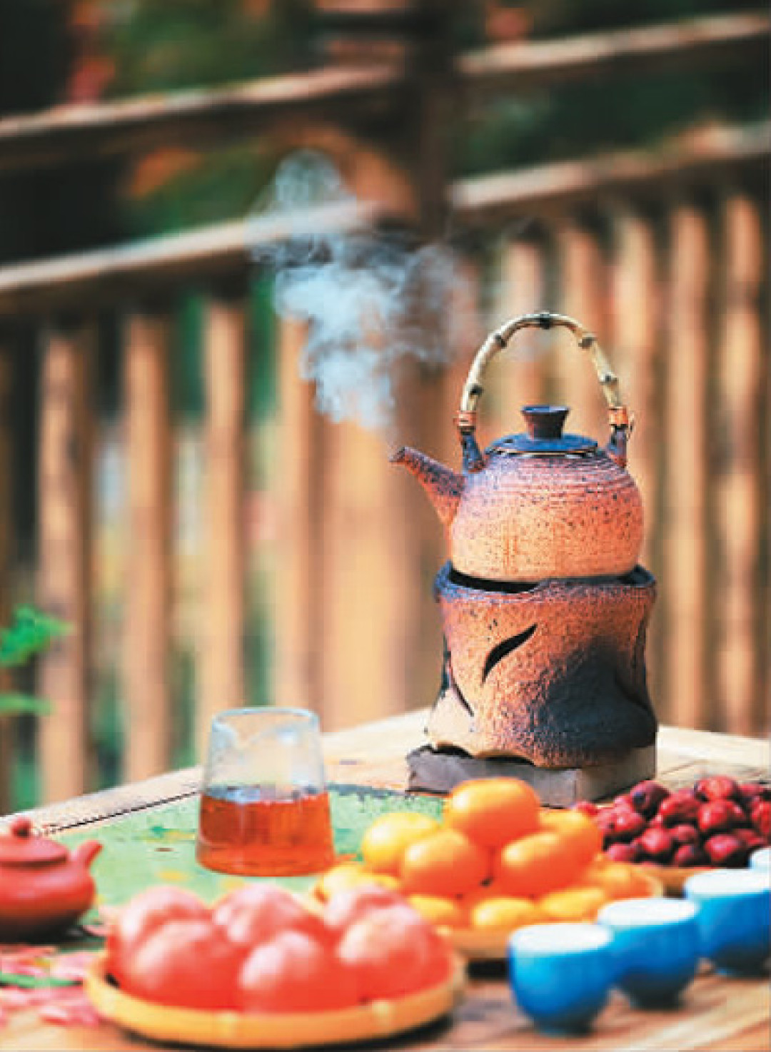 这个秋天，年轻人挤满茶馆：先拍满九张，再上茶