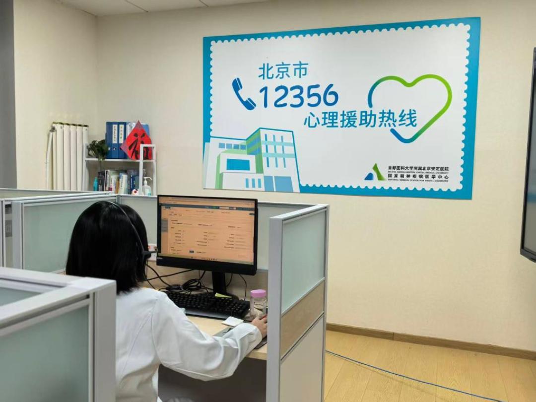 花2800元挽回女友，换来两条“土味朋友圈”：屏幕那头的“情感导师”，可能是个AI