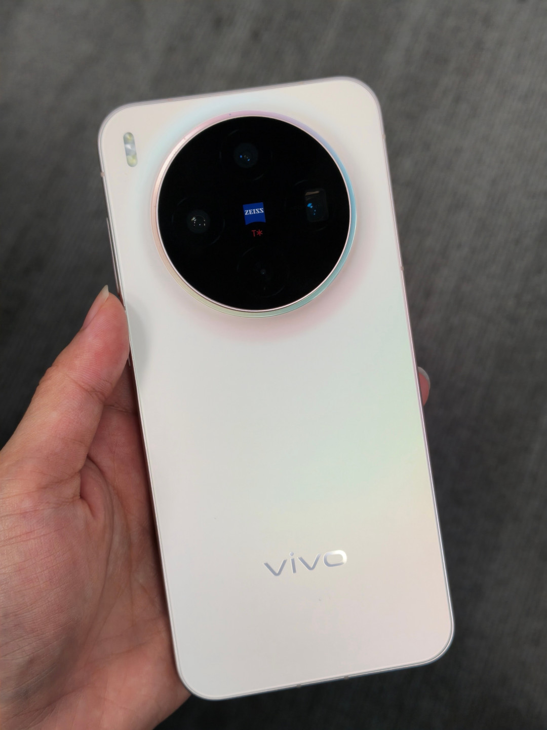 X500 标准版涨价，芯片规格却一项没动：这届双11，vivo X300 降到 3199 我先捡为敬