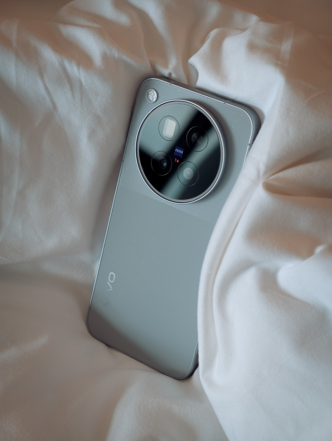 X500 标准版涨价，芯片规格却一项没动：这届双11，vivo X300 降到 3199 我先捡为敬