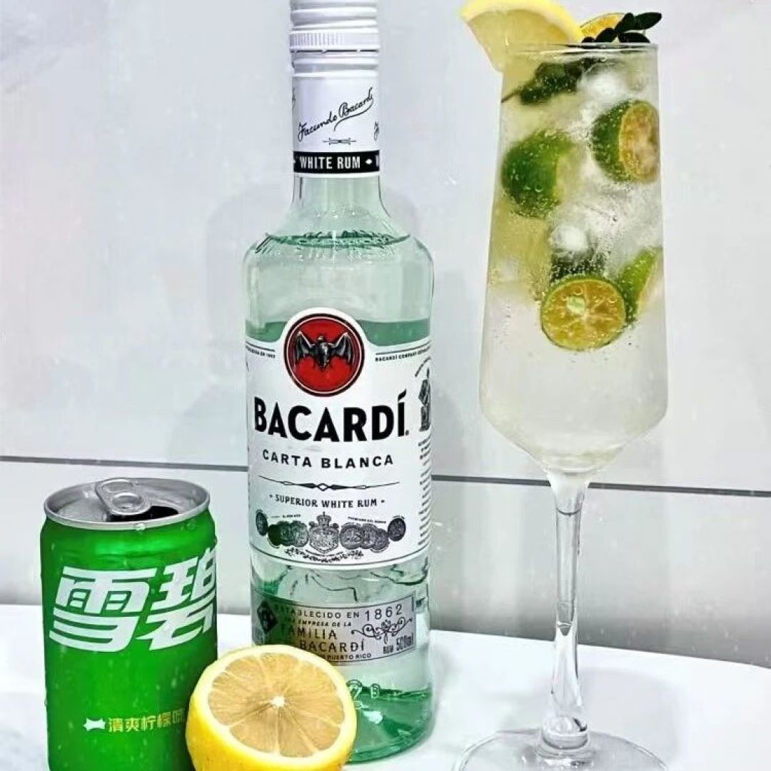 百加得白朗姆和一杯莫吉托式调饮