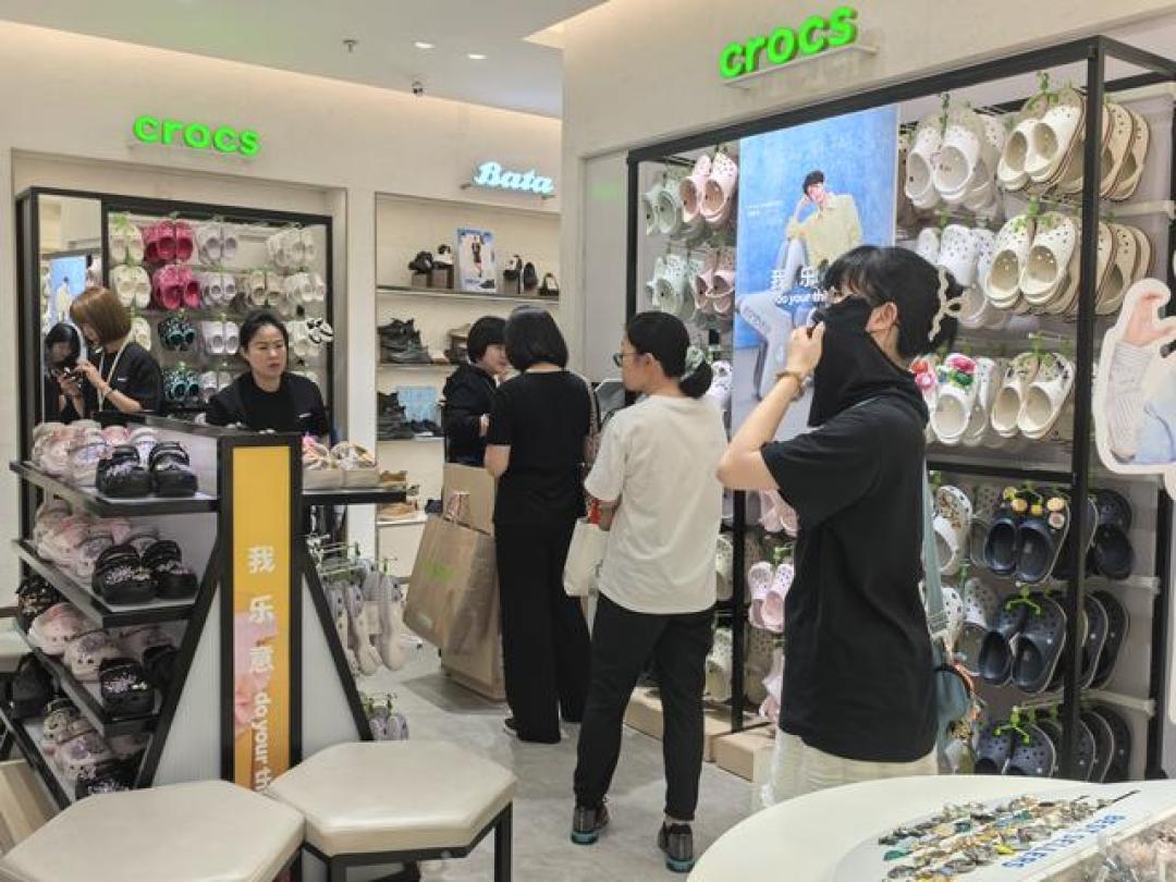 「柜价699、到手127」撞上「授权店标识看不清、监管介入」:双11反季蹲Crocs的,下单前先把价梯、来路、脚感这三本账对完