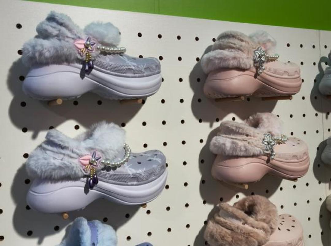 「柜价699、到手127」撞上「授权店标识看不清、监管介入」:双11反季蹲Crocs的,下单前先把价梯、来路、脚感这三本账对完