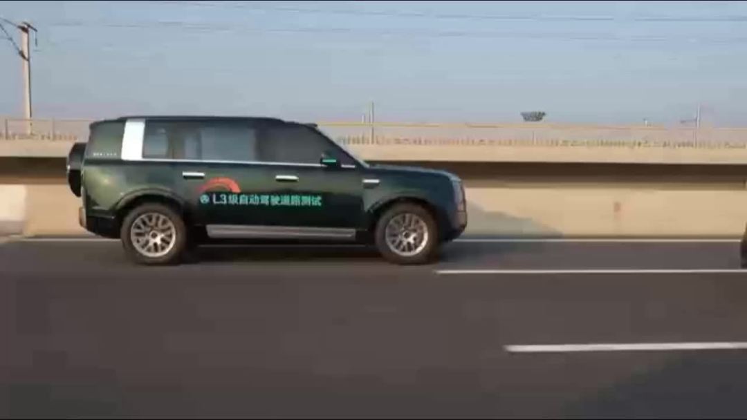 被禁了三个月,智驾“小蓝灯”进了国标:往后只有系统真在开的车才准点亮