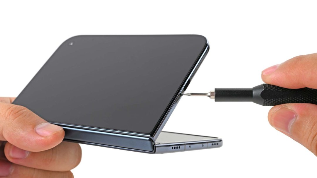 iFixit拆解iPhone Duo:屏幕易裂,却是最好修的折叠屏
