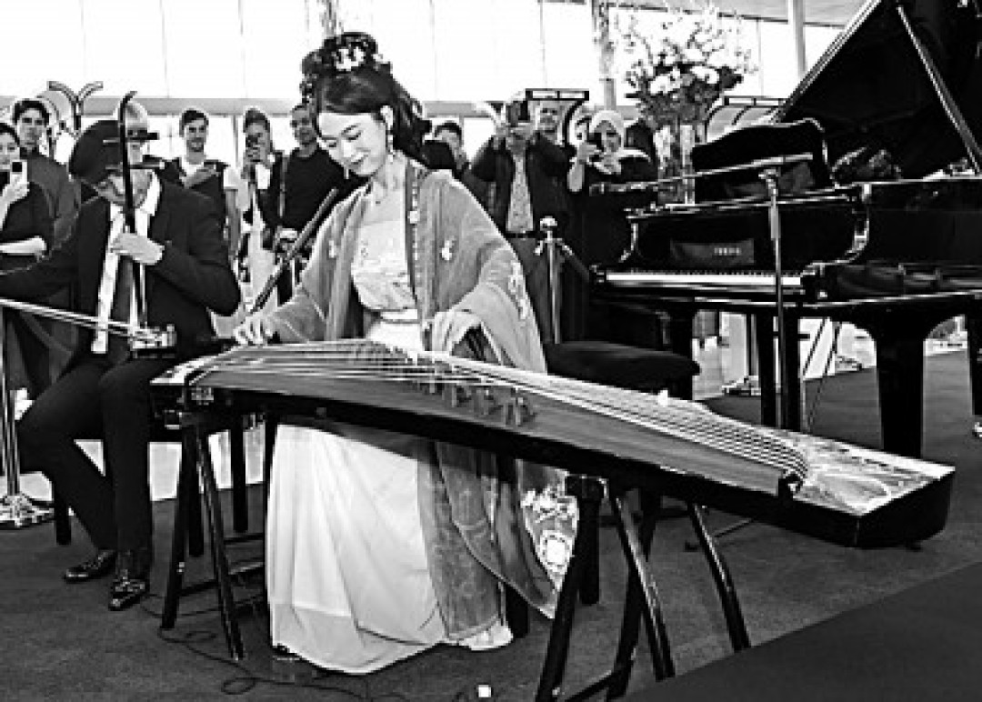 从1774万播放的巴黎街头，到伦敦的沉浸式录音棚：古筝被世界听见的两种方式