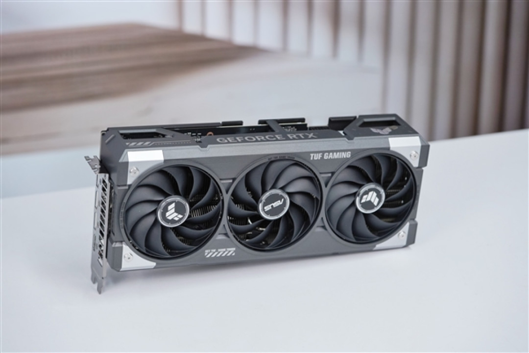 ARM笔记本也能外接RTX 5060 Ti！Surface Pro 11成功点亮六块屏