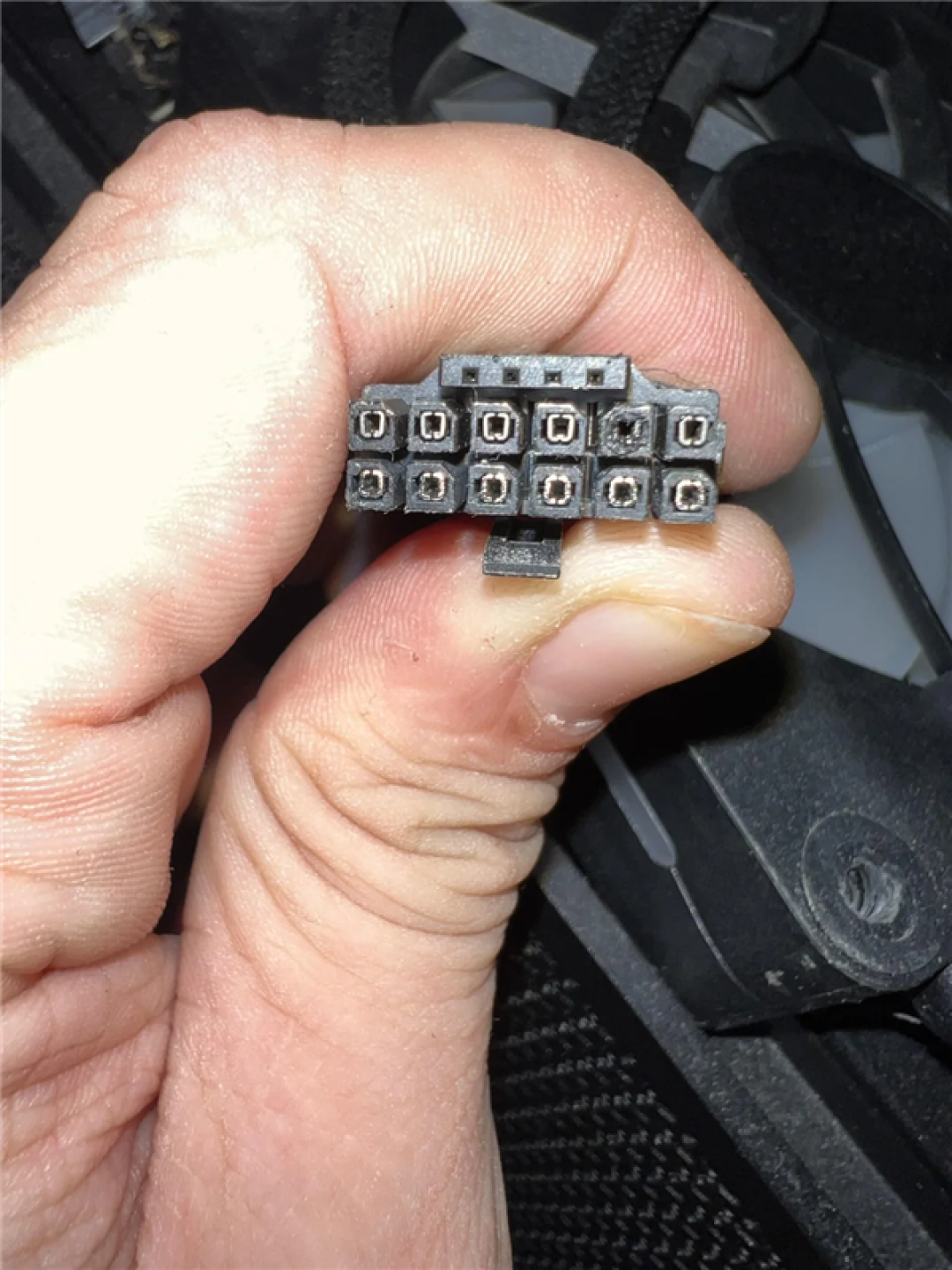 又是转接头惹祸!RTX 5080接口险些烧毁:长期超频还用750W电源