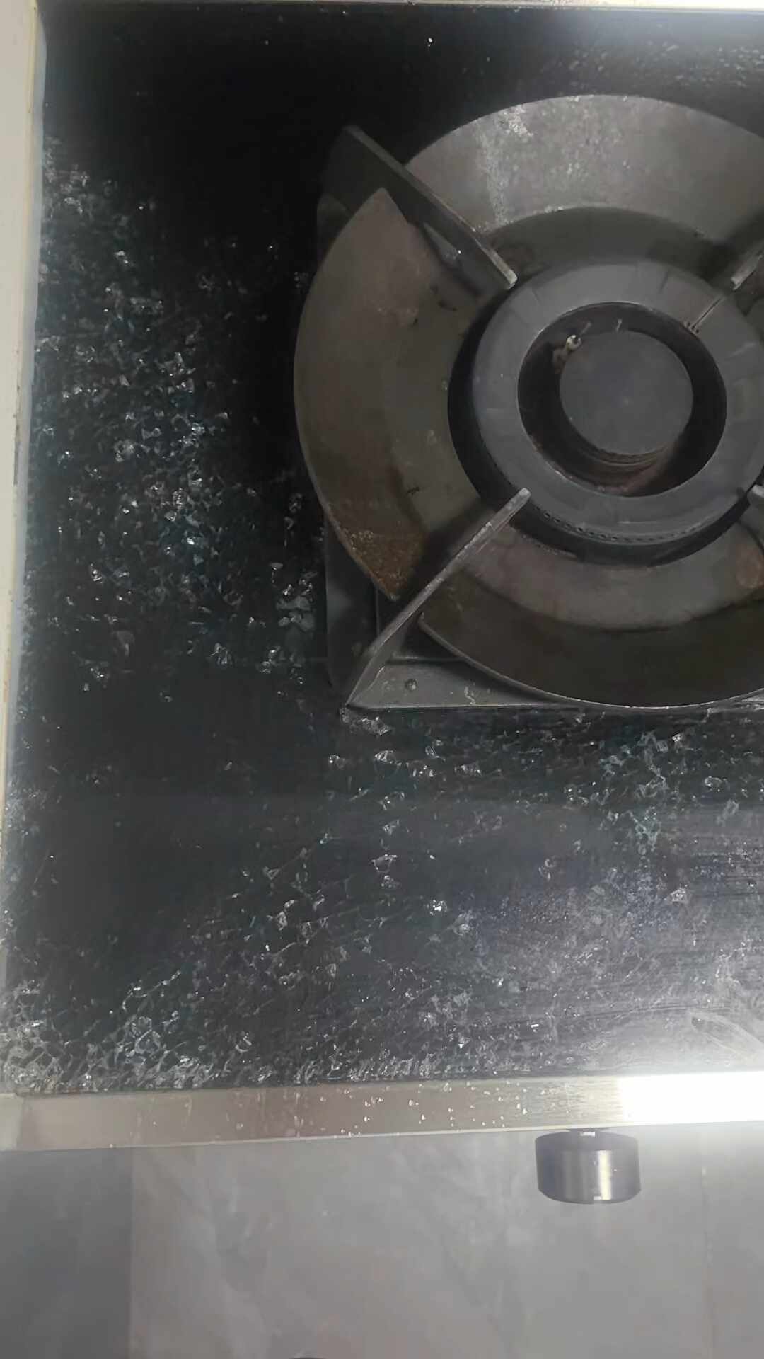 新装的油烟机着了火，厂家说“做饭引燃”：快一年里4起当事人发帖，都在等一个能负责的结论