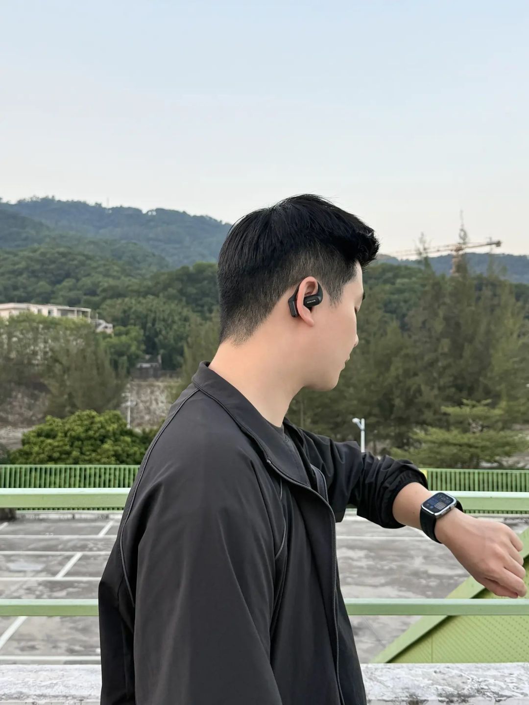 开放式耳机是通勤神器还是智商税？佩戴、漏音与降噪选择指南